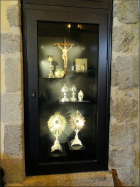 vitrine des trésors dans l'église St Martin du Bernard